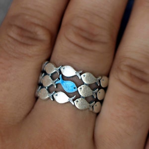 Contra la corriente. Plata de Ley 925. Peces azules nadando contra corriente. Anillo para hombre y mujer. Anillo de pescado ajustable. imagen 2