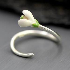 Anillo de campanilla de plata de ley. Delicado anillo retorcido con flor de esmalte blanco y verde. imagen 2