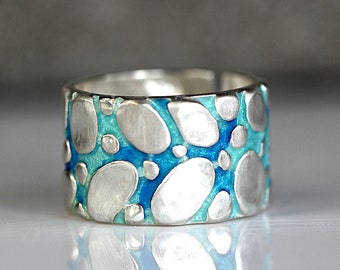 NIEUW: RIVER BED zilveren ring. Blauw turkoois emaille en sterling zilveren kiezelstenen. Verstelbaar. Waterbestendig.