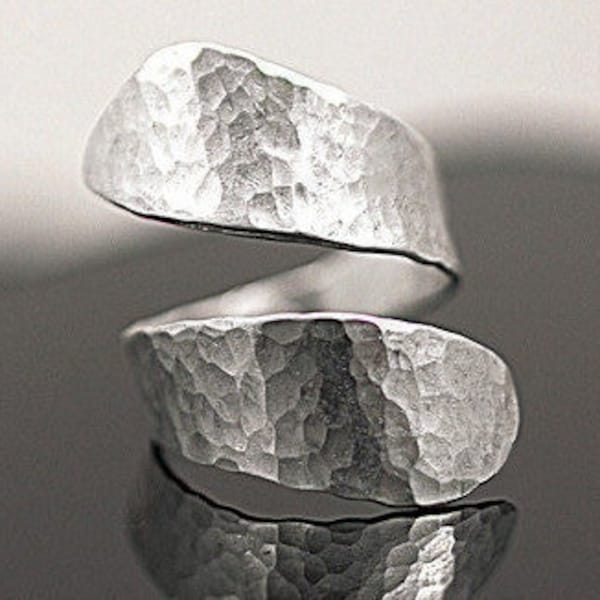 Bague torsadée martelée simple en argent sterling. Des bijoux modernes et minimalistes pour elle.