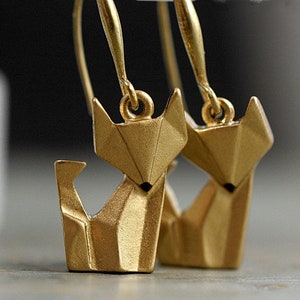 Boucles d'oreilles pendantes renard en origami. Peint à la main et doré. Léger.