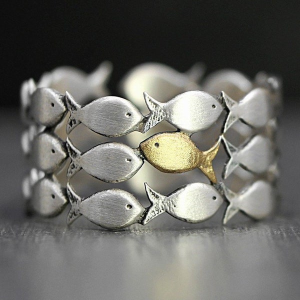 Nadando contracorriente. Anillo ajustable de plata de ley. Banco de peces con un pez dorado nadando contracorriente. Regalo para él y para ella. Unisex.