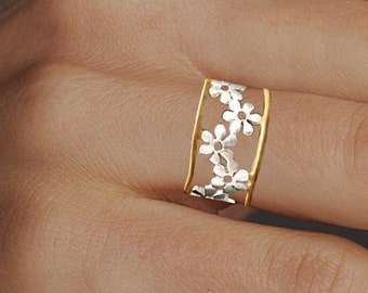 Romantic floral ring. 925 Sterling Silver with gold rim. Adjustable. Flower ring for her.