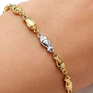 Visarmband, tegen de stroom in geïnspireerd. PVD-verguld roestvrij staal, zilveren accent, minimalistische armband