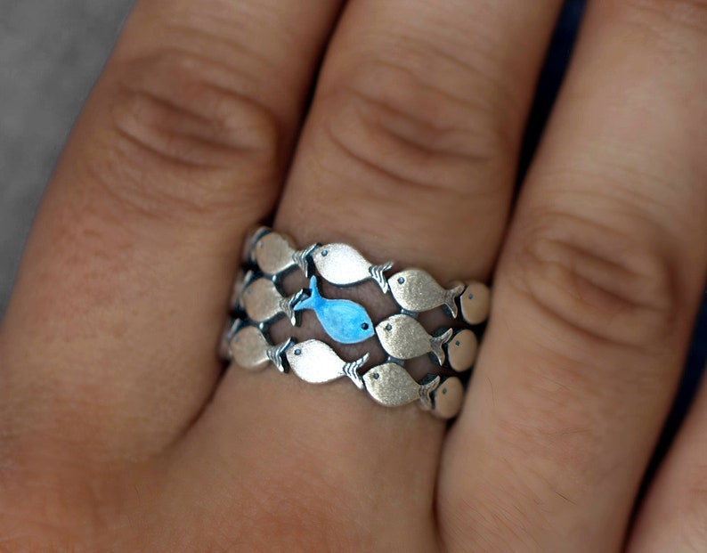 Contra la corriente. Plata de Ley 925. Peces azules nadando contra corriente. Anillo para hombre y mujer. Anillo de pescado ajustable. imagen 2