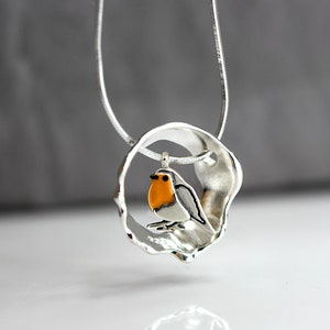 Rotkehlchen Kette. 925 Sterling Silber und Emaille. Unikatschmuck. Von der Natur inspirierte Halskette für Sie. Bild 7