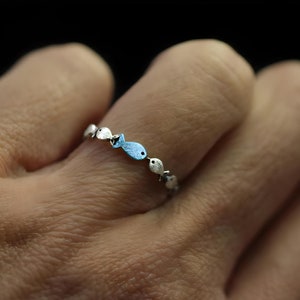 Nager à contre-courant. Bague DAINTY en argent sterling. Banc de poissons dont un bleu turquoise nageant en amont. Cadeau pour elle. image 2