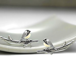 Nieuw: Chickadee vogeloorklimmers. Sterling zilver en email. Slechts 1 oorgat nodig. Mees met zwarte dop. Uniek cadeau voor haar. afbeelding 2