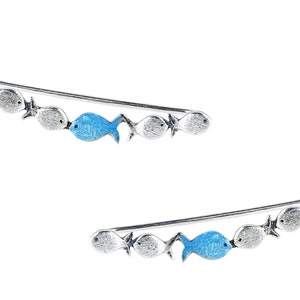 Plante grimpante à contre-courant. À contre-courant avec un poisson bleu turquoise nageant en amont. Boucles d'oreilles poisson en argent sterling. image 2