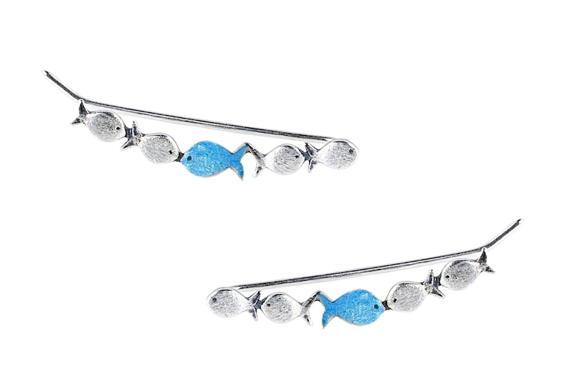 Plante grimpante à contre-courant. À contre-courant avec un poisson bleu turquoise nageant en amont. Boucles d'oreilles poisson en argent sterling. image 2