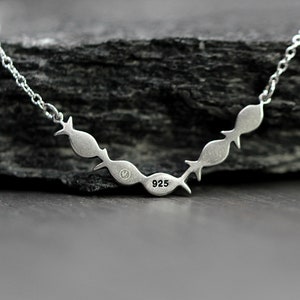 Nager à contre-courant. Collier fin en argent. Banc de poissons avec un poisson émaillé doré nageant en amont. Cadeau pour elle. image 5