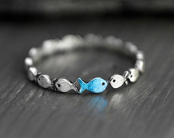 Nadando contra la corriente. Anillo de plata de primera ley DAINTY. Banco de peces con uno azul turquesa nadando contra la corriente. Regalo para ella.