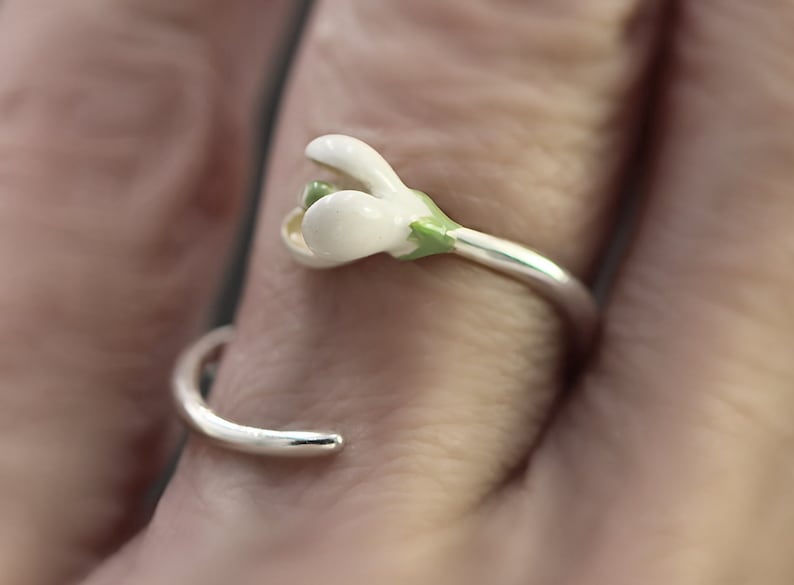 Anillo de campanilla de plata de ley. Delicado anillo retorcido con flor de esmalte blanco y verde. imagen 1