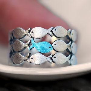 Bracelet en argent nage à contre-courant. Banc de poissons dont un émaillé bleu nageant en amont. Bijoux uniques pour elle. image 6