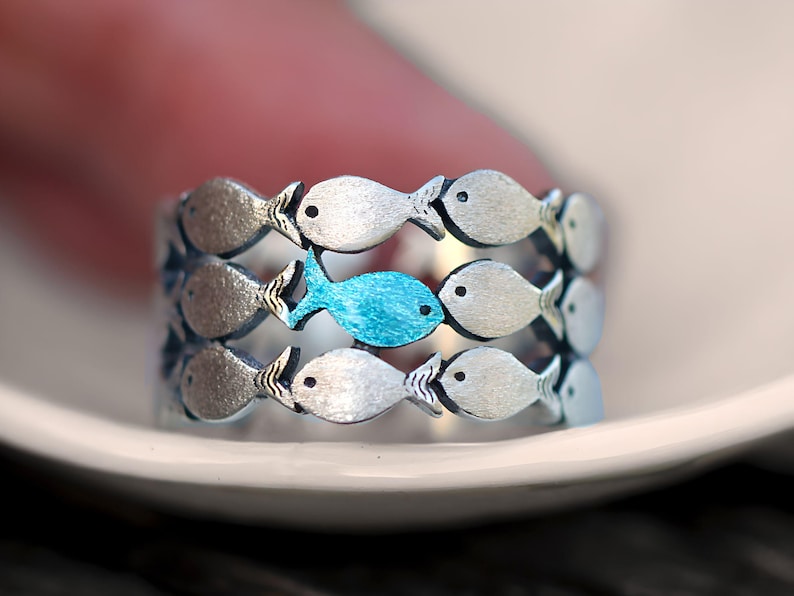 Bracelet en argent nage à contre-courant. Banc de poissons dont un émaillé bleu nageant en amont. Bijoux uniques pour elle. image 6