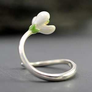 Anillo de campanilla de plata de ley. Delicado anillo retorcido con flor de esmalte blanco y verde. imagen 6