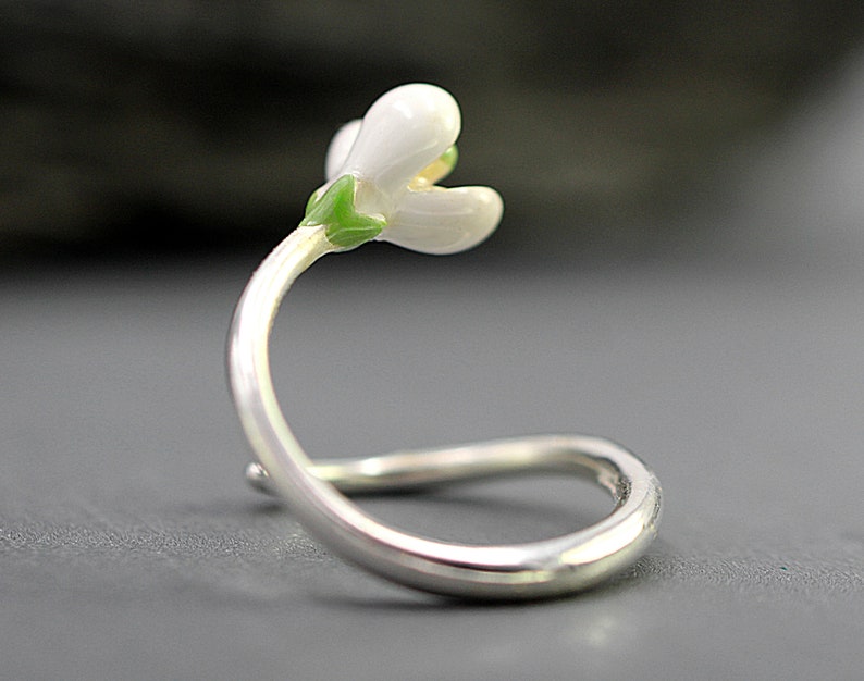 Anillo de campanilla de plata de ley. Delicado anillo retorcido con flor de esmalte blanco y verde. imagen 6