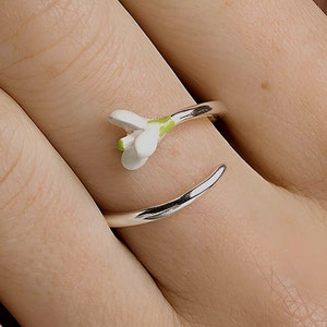 Anillo de campanilla de plata de ley. Delicado anillo retorcido con flor de esmalte blanco y verde. imagen 5