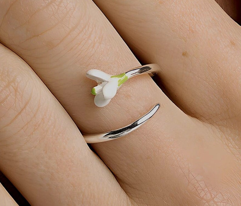 Anillo de campanilla de plata de ley. Delicado anillo retorcido con flor de esmalte blanco y verde. imagen 5