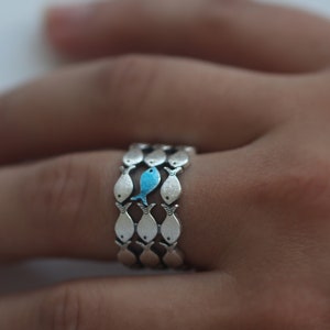 Contra la corriente. Plata de Ley 925. Peces azules nadando contra corriente. Anillo para hombre y mujer. Anillo de pescado ajustable. imagen 4