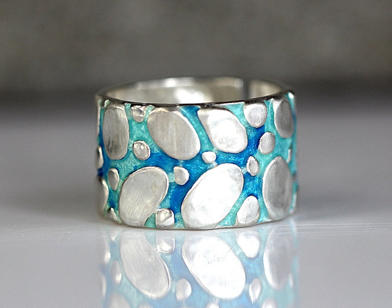NIEUW: RIVER BED zilveren ring. Blauw turkoois emaille en sterling zilveren kiezelstenen. Verstelbaar. Waterbestendig. afbeelding 1