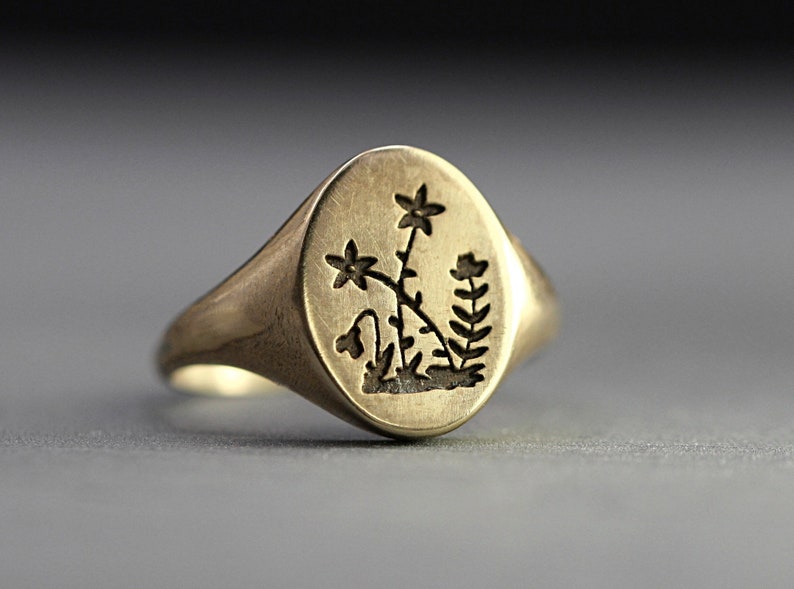 Flower Signet Ring. Gold ring for woman. Vintage style wildflower ring. Best gifts for her. 