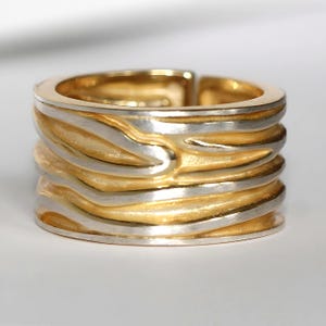 Golden Coast-ring – Sterlingzilveren en 18k gouden band geïnspireerd op kustzandpatronen