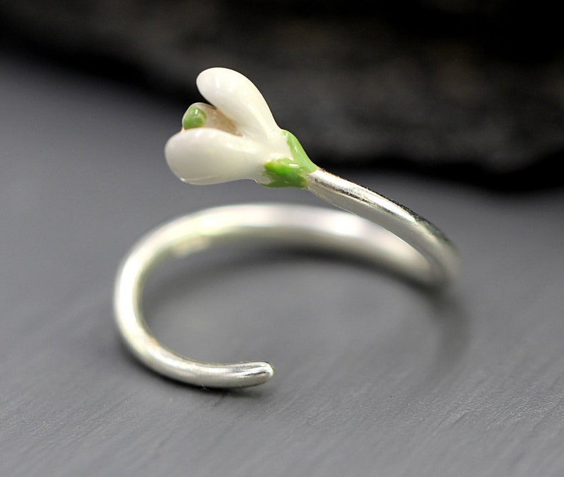 Anillo de campanilla de plata de ley. Delicado anillo retorcido con flor de esmalte blanco y verde. imagen 2