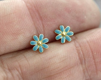 Pendientes pequeños con forma de flor. Oro vermeil. Pendientes no me olvides bañados en oro de primera ley. Regalos para mujeres.