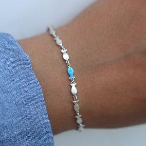 Bracelet en argent nage à contre-courant. Banc de poissons dont un émaillé bleu nageant en amont. Bijoux uniques pour elle. image 5