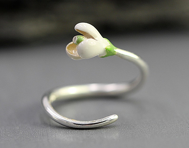 Anillo de campanilla de plata de ley. Delicado anillo retorcido con flor de esmalte blanco y verde. imagen 4