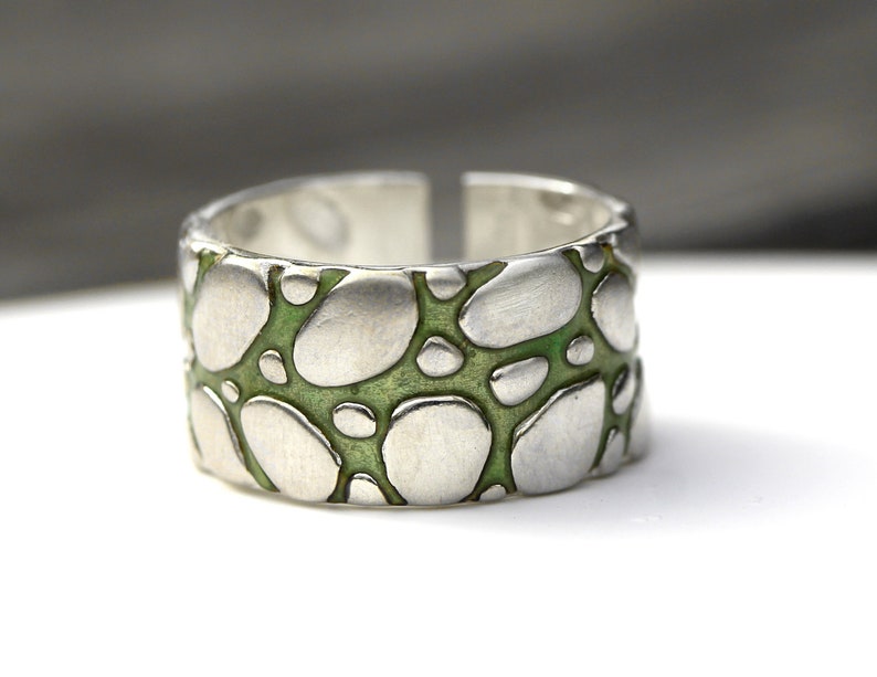 Nieuw: TUINPAD. Sterling zilveren en groene emaille ring. Unieke handgemaakte, op de natuur geïnspireerde sieraden voor haar en hem afbeelding 2