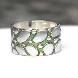 Nieuw: TUINPAD. Sterling zilveren en groene emaille ring. Unieke handgemaakte, op de natuur geïnspireerde sieraden voor haar en hem afbeelding 4