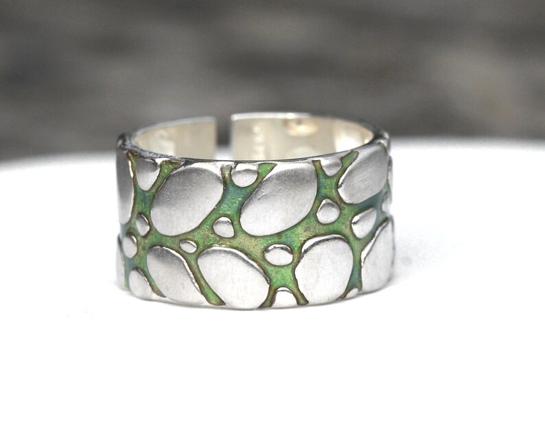 Nieuw: TUINPAD. Sterling zilveren en groene emaille ring. Unieke handgemaakte, op de natuur geïnspireerde sieraden voor haar en hem afbeelding 4
