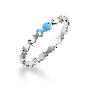 Nager à contre-courant. Bague DAINTY en argent sterling. Banc de poissons dont un bleu turquoise nageant en amont. Cadeau pour elle. image 5