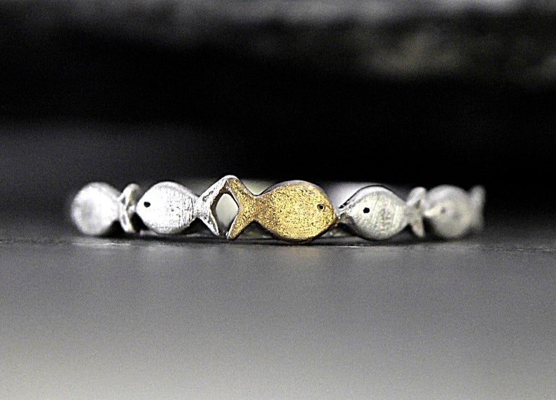 Against the Current. Dainty sterling silver ring. One golden fish swimming upstream. Stackable ring for women. zdjęcie 4