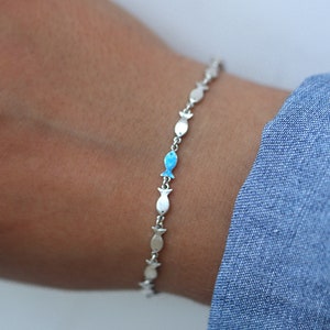 Pulsera de plata Nadando contra la corriente. Banco de peces con uno esmaltado en azul nadando contra la corriente. Joyas únicas para ella. imagen 4