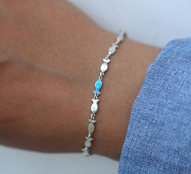 Pulsera de plata Nadando contra la corriente. Banco de peces con uno esmaltado en azul nadando contra la corriente. Joyas únicas para ella. imagen 4