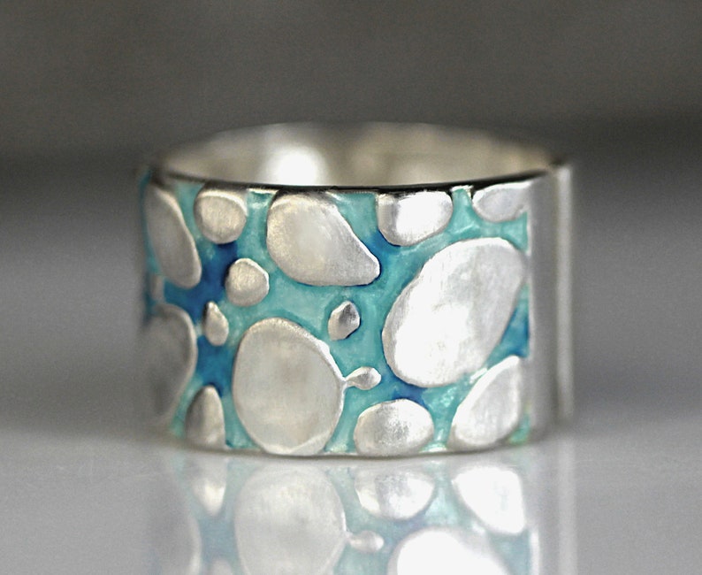 NOVITÀ: anello in argento RIVER BED. Smalto blu turchese e ciottoli in argento sterling. Regolabile. Impermeabile. immagine 5