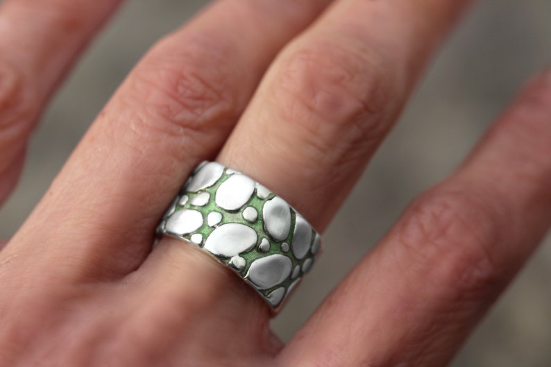Nieuw: TUINPAD. Sterling zilveren en groene emaille ring. Unieke handgemaakte, op de natuur geïnspireerde sieraden voor haar en hem afbeelding 3