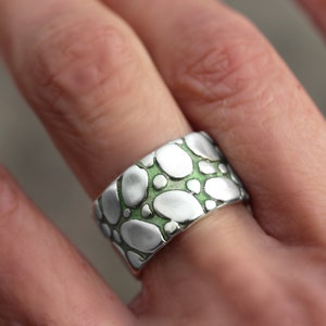 Nieuw: TUINPAD. Sterling zilveren en groene emaille ring. Unieke handgemaakte, op de natuur geïnspireerde sieraden voor haar en hem afbeelding 6