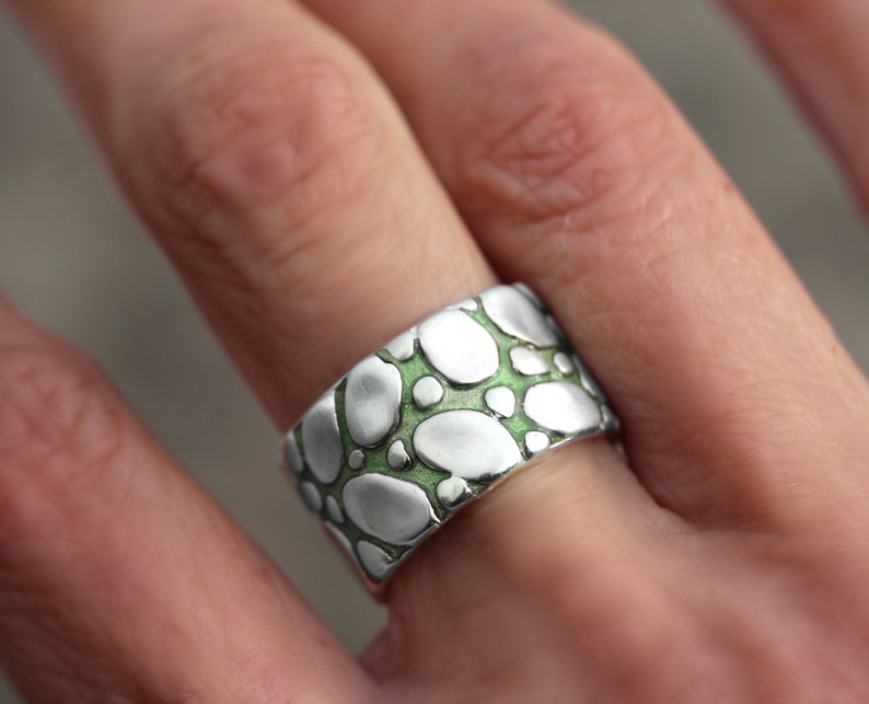 Nieuw: TUINPAD. Sterling zilveren en groene emaille ring. Unieke handgemaakte, op de natuur geïnspireerde sieraden voor haar en hem afbeelding 6