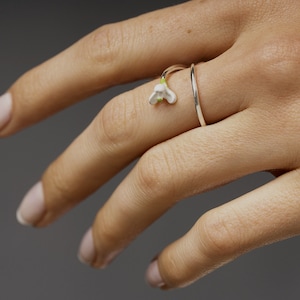 Anillo de campanilla de plata de ley. Delicado anillo retorcido con flor de esmalte blanco y verde. imagen 3