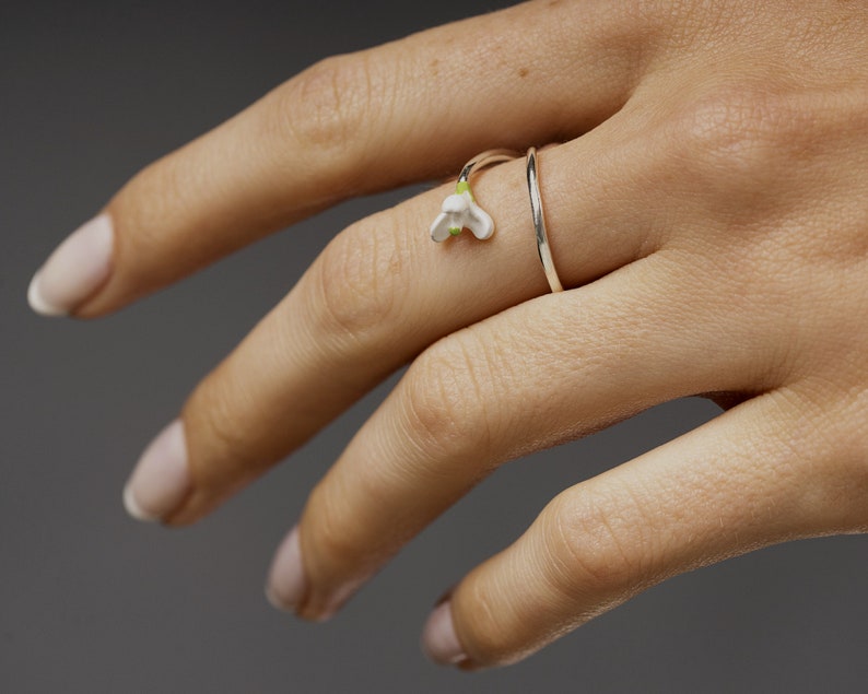 Anillo de campanilla de plata de ley. Delicado anillo retorcido con flor de esmalte blanco y verde. imagen 3