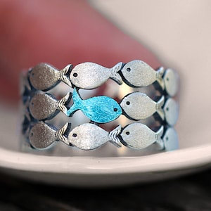 Contra la corriente. Plata de Ley 925. Peces azules nadando contra corriente. Anillo para hombre y mujer. Anillo de pescado ajustable. imagen 7