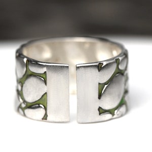 Nieuw: TUINPAD. Sterling zilveren en groene emaille ring. Unieke handgemaakte, op de natuur geïnspireerde sieraden voor haar en hem afbeelding 5