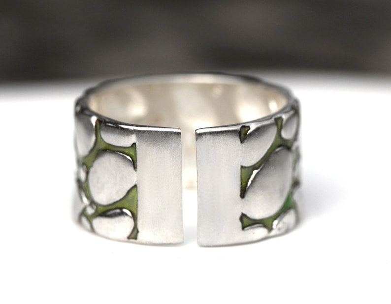 Nieuw: TUINPAD. Sterling zilveren en groene emaille ring. Unieke handgemaakte, op de natuur geïnspireerde sieraden voor haar en hem afbeelding 5