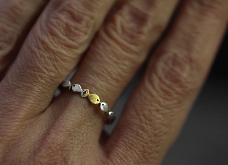 Zwemmen tegen de stroom in. SIERLIJKE sterling zilveren ring. School vissen met een gouden die stroomopwaarts zwemt. Cadeau voor haar. afbeelding 4