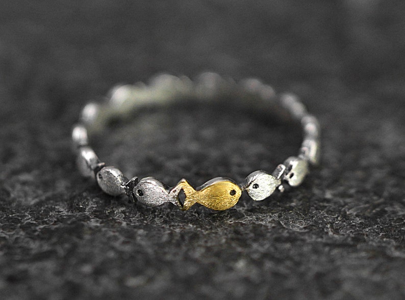 Gegen den Strom. Zarter schmaler Sterling Silber Ring. Fischschwarm mit einem goldenen, der stromaufwärts schwimmt. Geschenk für sie Bild 3