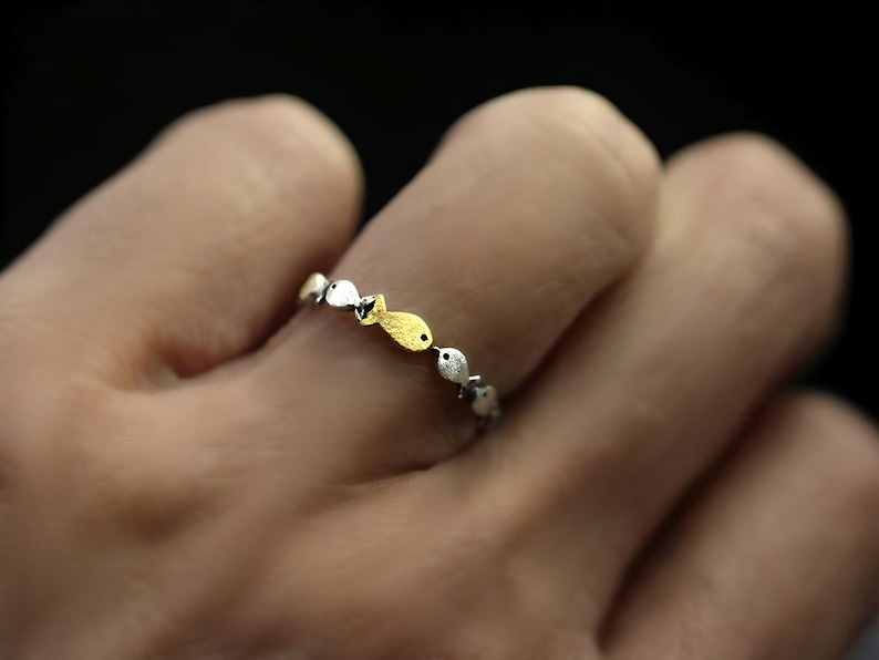 Against the Current. Dainty sterling silver ring. One golden fish swimming upstream. Stackable ring for women. zdjęcie 3